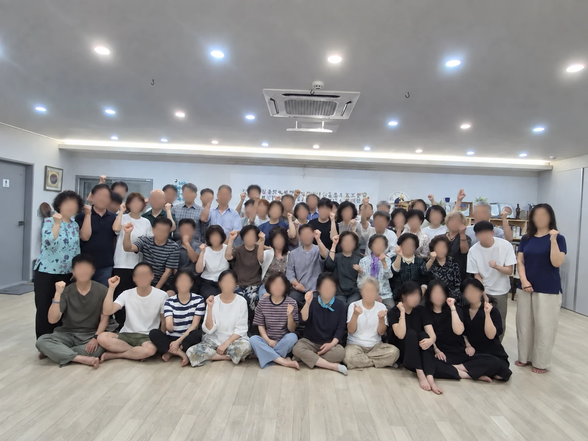 무심헌 공부방에 모여 함께 기념사진을 찍는 도반들