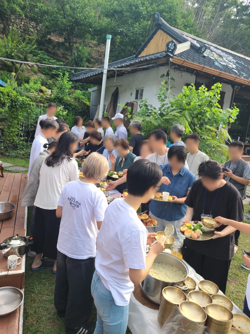 무심헌 야외에서 음식을 나누어 담는 도반들