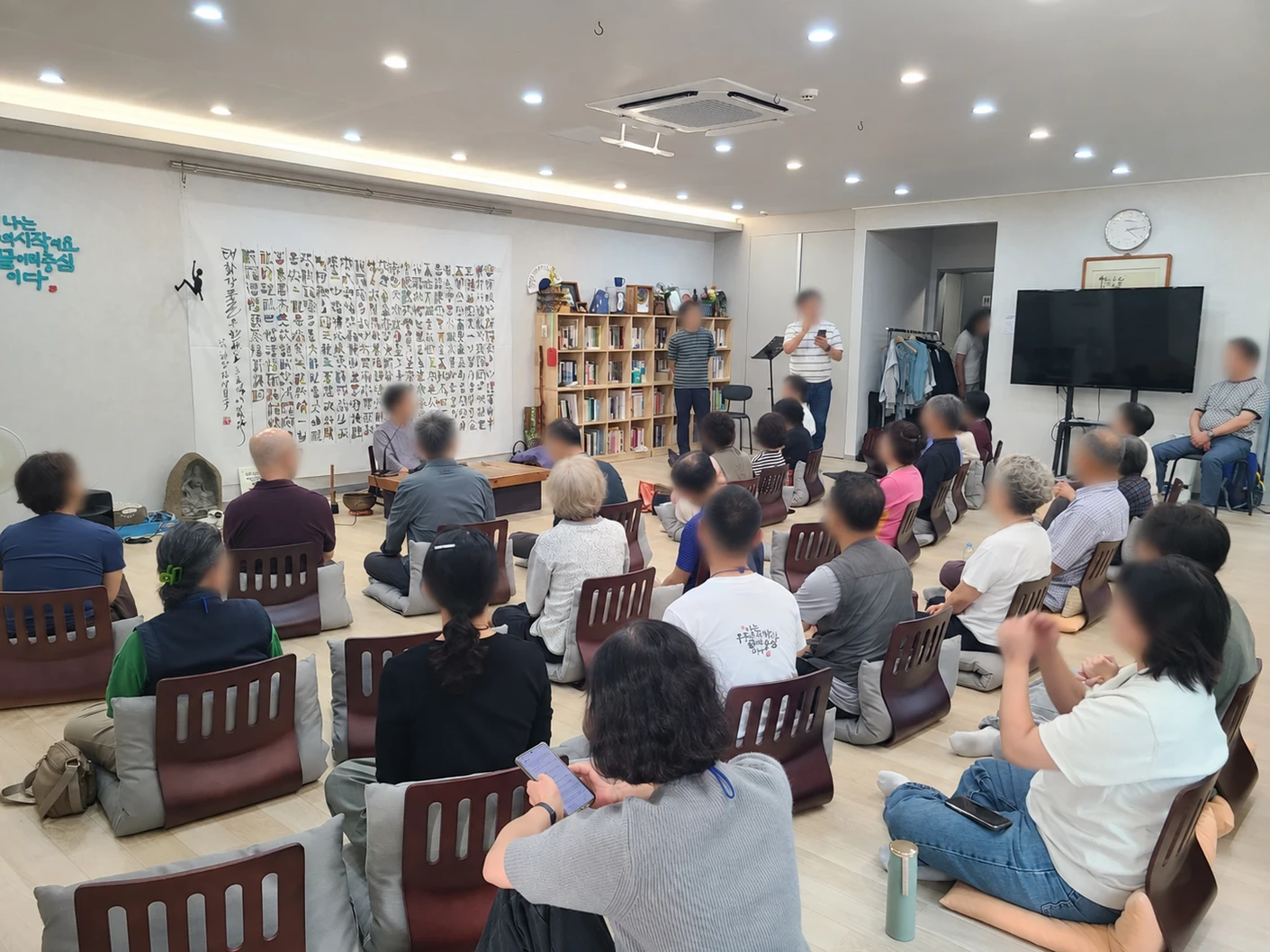 선생님의 법문을 듣고 있는 무심헌의 도반들