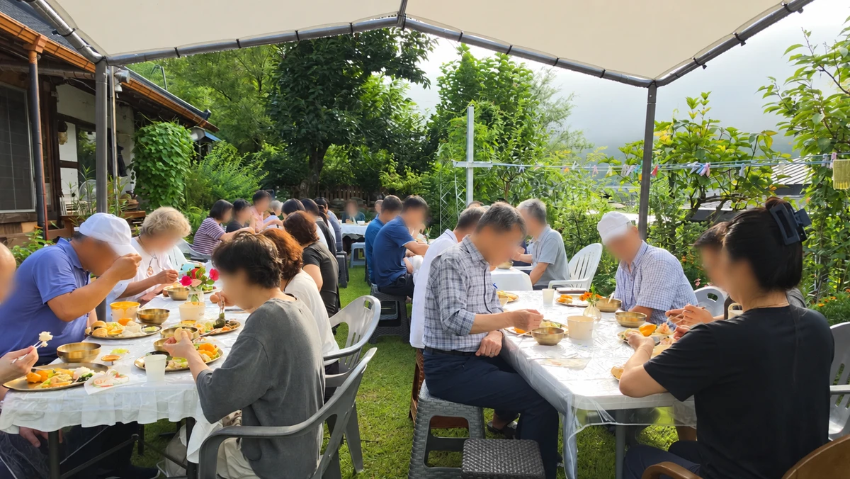 무심헌 마당에서 둘러앉아 식사를 나누는 도반들